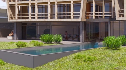Moderner Außenpool vor Hotel mit Glasfassade